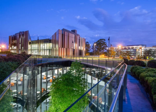 The top 5 reasons for locking in an early uni offer at Macquarie